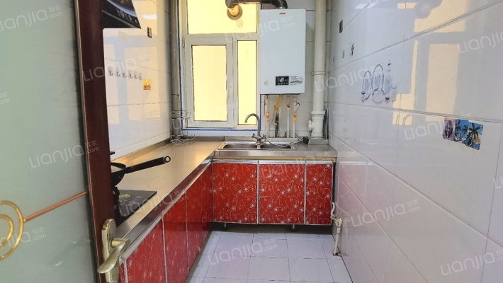 全阳户型，中装修两居，格局好采光好，底楼层-厨房