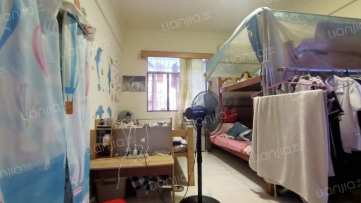 汇江花园二楼，带独立大平台和幼儿园，满五唯一，朝南-卧室A