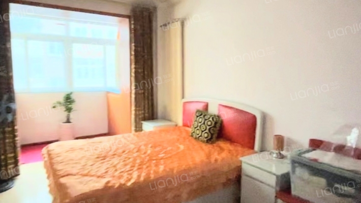 南北通透三居室，低楼层，户型方正采光好，无遮挡-卧室B