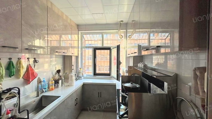 华阳路县府小区，中间楼层精装修 一梯一户-厨房