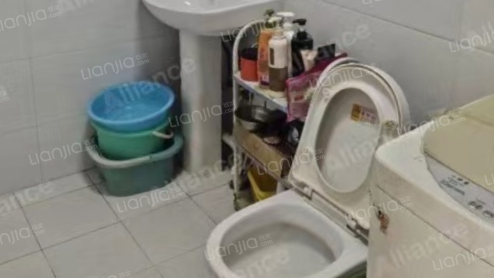 四中北边，正规朝南两居，采光好-卫生间