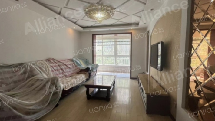 南北通透三居室，简单装修，低楼层-客厅