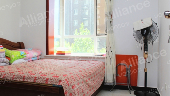 一梯两户，大三居，精装自住房。-卧室B