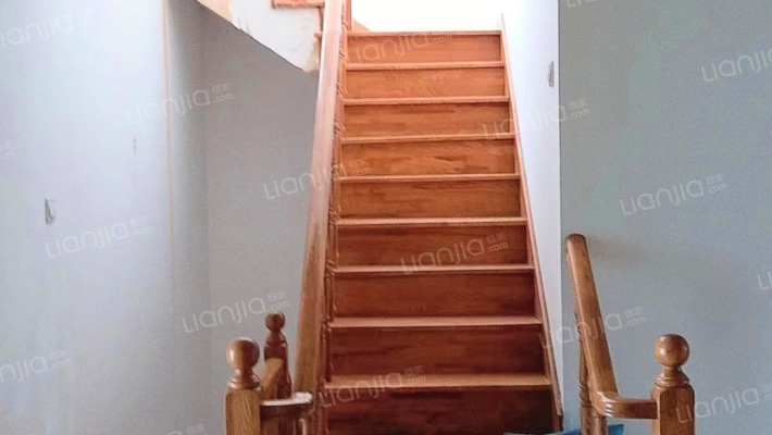 京南双拼别墅140平院子，500米进京 格局合理 有地下室-楼梯间