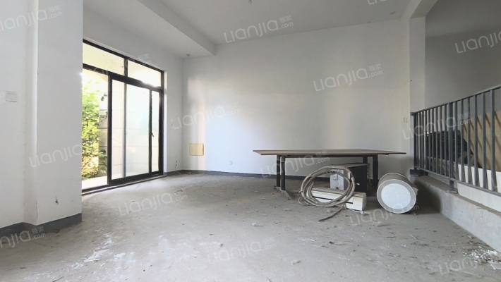 绿地湖语墅一期二手房实景图