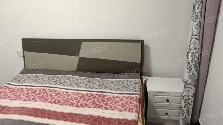 火车站旁 精装南北通透大两居，自住装修，急售-卧室B