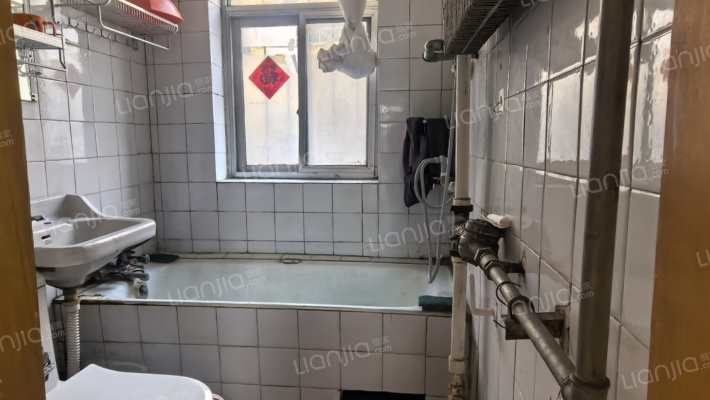 政法街 集中供暖 南北通透三居带小院-卫生间