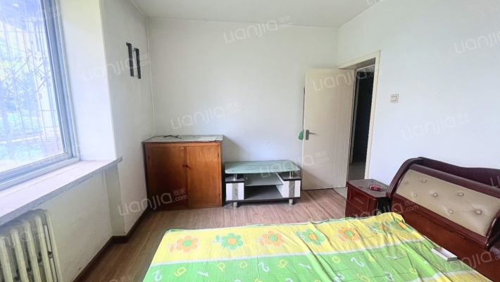 房子南北通透 有客厅有餐厅 小区里少有的户型宽敞两居-卧室A