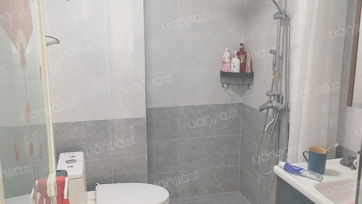 双塔片区距离西丁500米，精装修大2居，无遮挡-卫生间