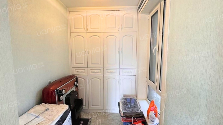 此房精装修房本无抵押 满五年唯一 地上三层 南向入户-客厅