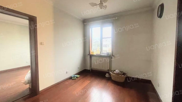 双拼别墅，精装修，园区环境优美-客厅B