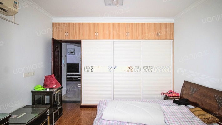 金海世纪城精装三室，户型通透出行方便，诚心出售-卧室C
