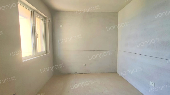 急售三利B区朝南大两居，毛坯，价格美丽-卧室B