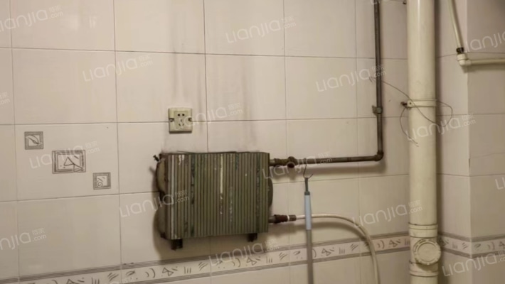 南北通透，中间楼层。业主急售。-卫生间