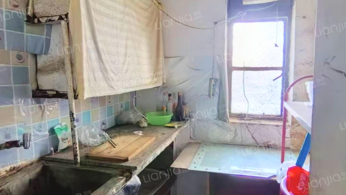 房本满五，集中供暖，好楼层采光无遮挡。-厨房