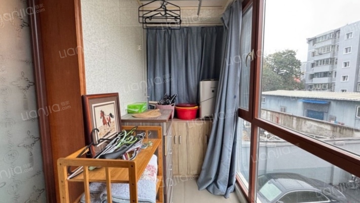 双塔板楼低楼层，南北三居，满五-阳台