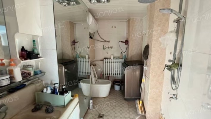 东方家园大三居，有装修，房本满五，-卫生间