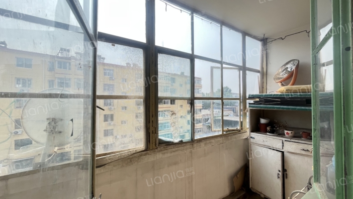 铁道部建厂局家属楼 中间楼层 采光无遮挡-阳台