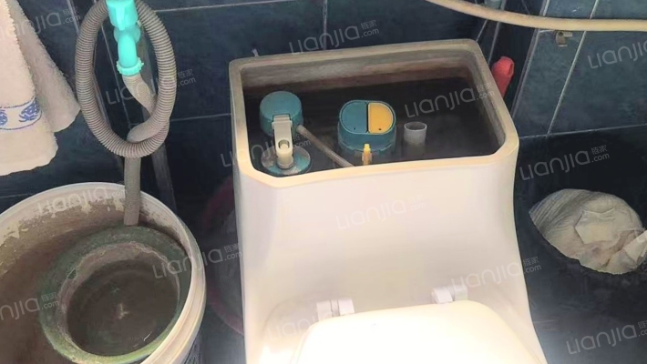 此房本满五年，南北通透，采光充足，地理位置好-卫生间A