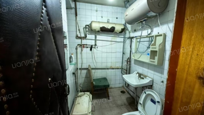 市直小区 三层 南北三居 市医院北侧-卫生间