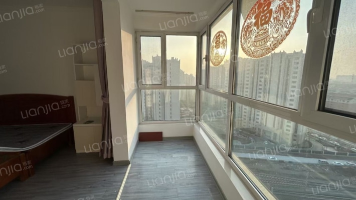 华阳路集中供暖电梯房 中高楼层，三居室-阳台