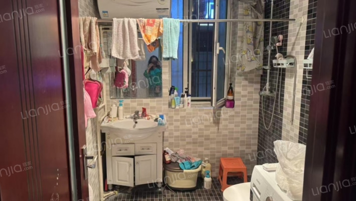 房本满五年，南北通透的三居两卫，好楼层，好户型。-卫生间B