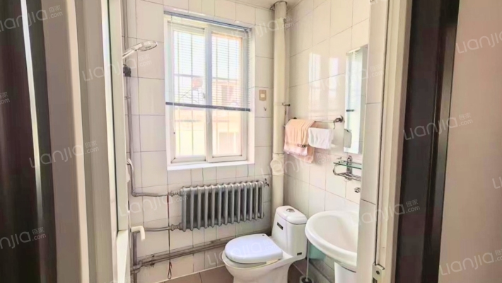 南北通透大三居，户型方正，明厨明卫，集中供暖-卫生间