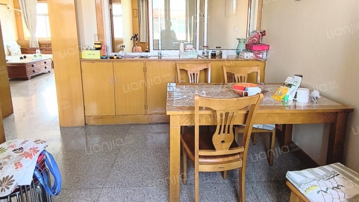房子满五，集体供暖，南北通透，配套齐全-餐厅