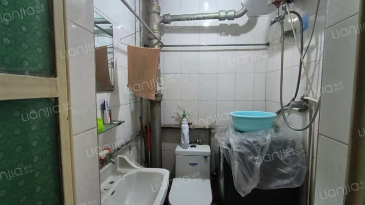 范阳路矿山局家属院南北通透小三居-卫生间