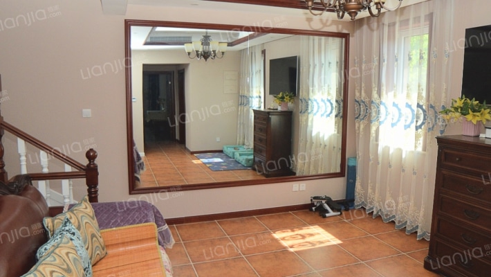 业主急售 爱丁堡 院子120平 南入户 上下三层 房本满2-客厅B