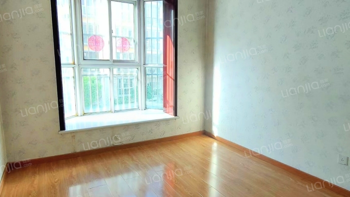 德信公园 旁板楼社区，三阳开泰户型，满五唯一-卧室B