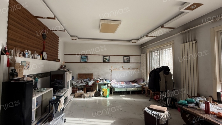 房子满五，户型好，位置好，下叠带小院。-客厅