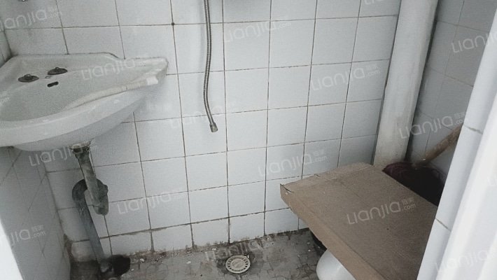 市区低总价两居室，南北通透，板楼得房率高-卫生间