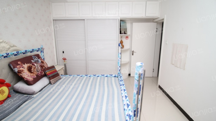 位置好 价格低 采光好 装修简洁大方 维护干净整洁-卧室A