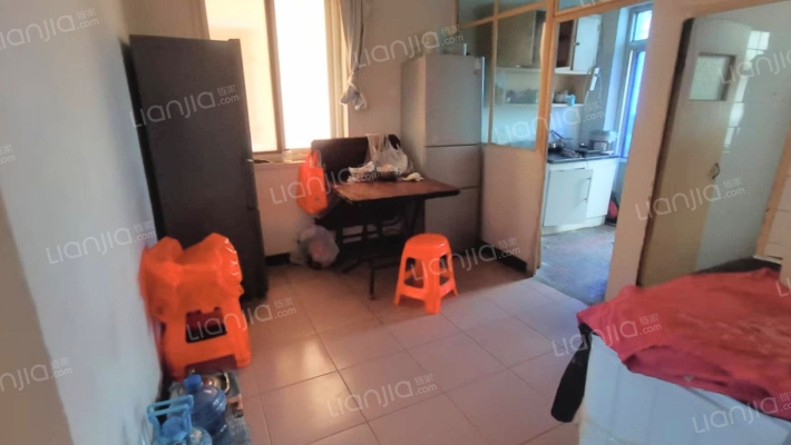 房子是满五年 楼层在中间 位置优越 南北通透-餐厅