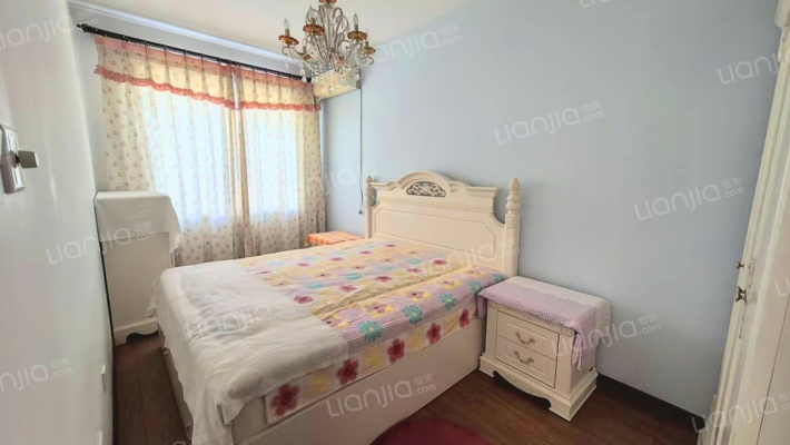 此房有本满五年，房本交易，南北通透格局，社区安静-卧室A