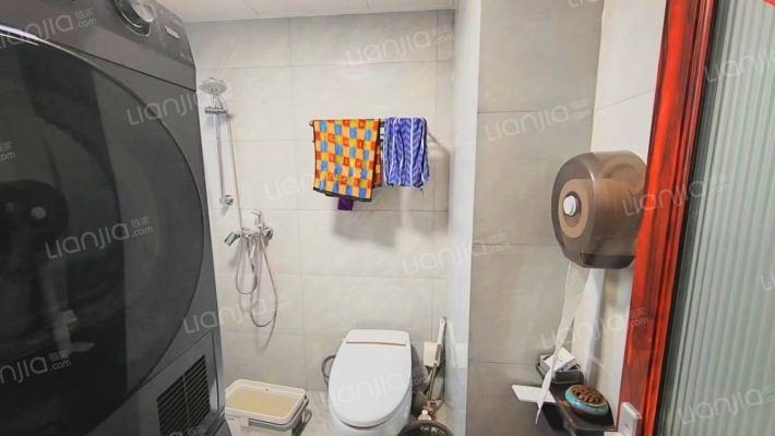 房子格局户型方正      采光全天-卫生间