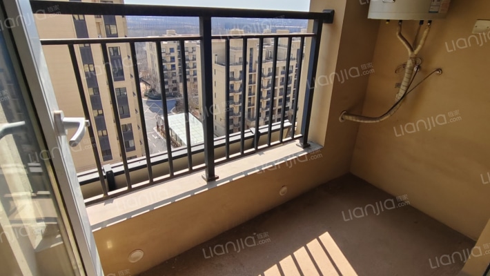 房子是南北通透的，通风效果好，中间楼层，-阳台