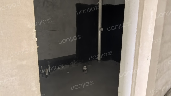 钻石商圈南北通过三居，楼前无遮挡-卫生间A