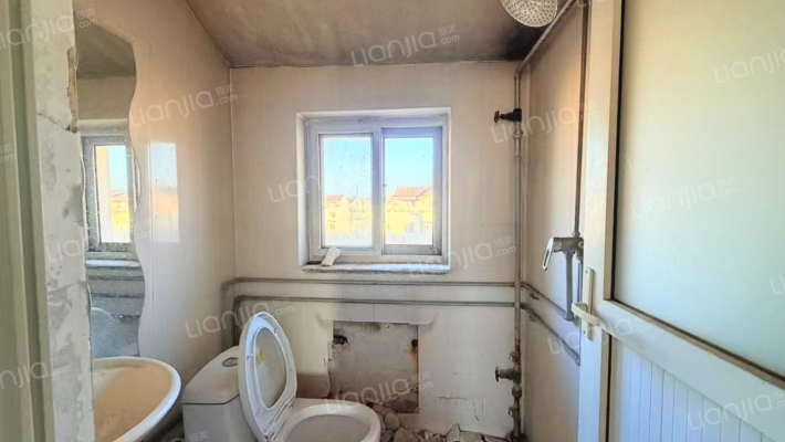 宝石花物业  集中供暖   阁楼 4居室-卫生间B