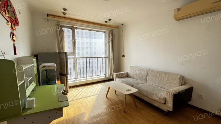 卓悦城 2室1厅 南-客厅