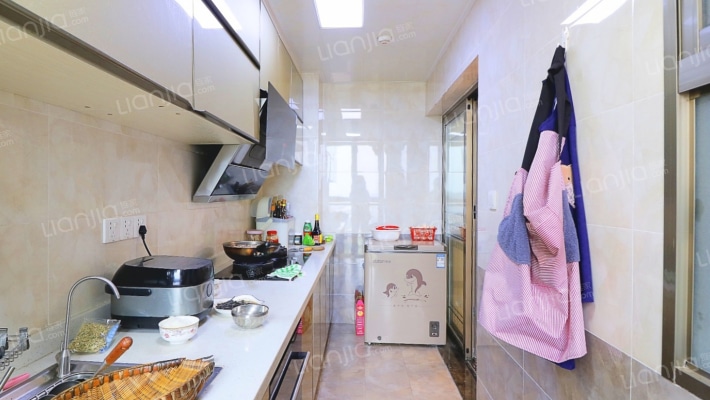 邦泰国际社区北区，房子是精装修四室的室，户型方正。-厨房