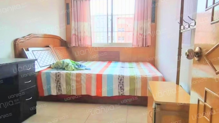 市区40多万三居，房本满五，中间楼层-卧室B