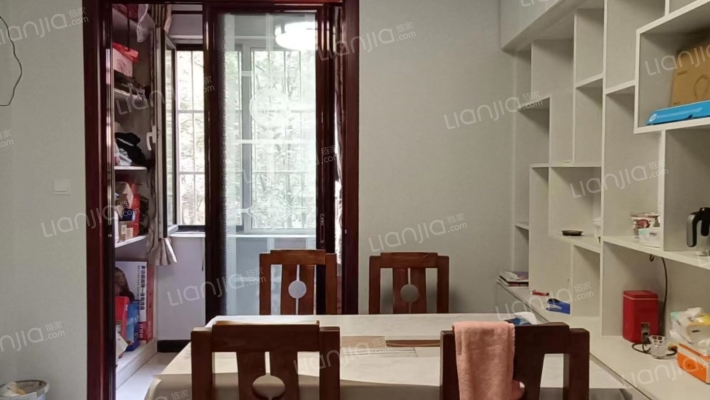 此房南北通透洋房，精装修拎包入住， 交通便利-餐厅