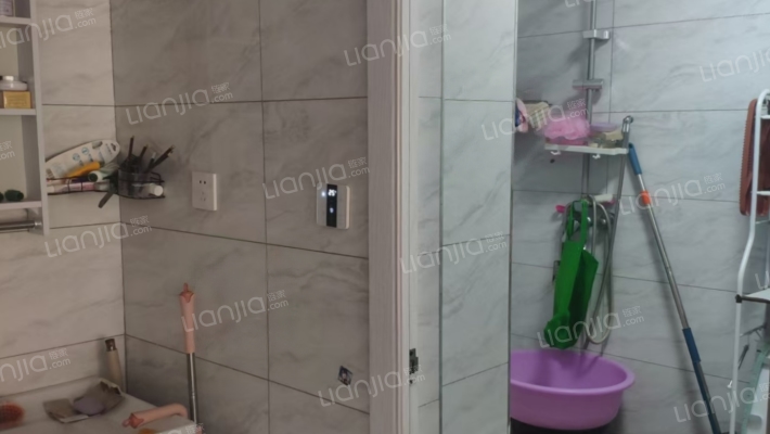 急售三利朝南大两居，价格美丽哦-卫生间