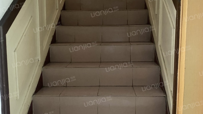 房本满五，南北通透，跃层，有小房。。。。。。。。。-楼梯间