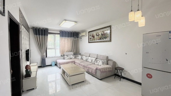 70年大产权，近火车站，一层出行方便-客厅