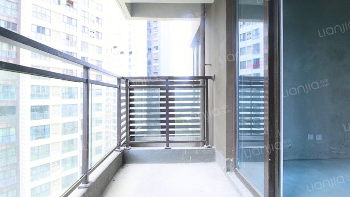 电梯3室，清水，户型方正，采光通透，居住舒适-阳台