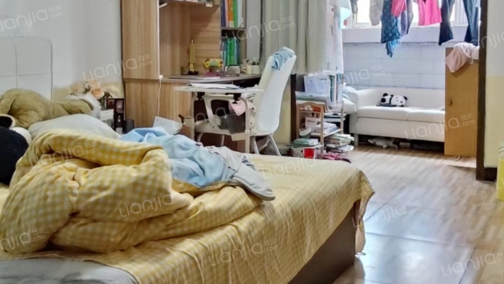 此房满五年， 税低 南北通透三室二厅，板楼公摊面积小-卧室C