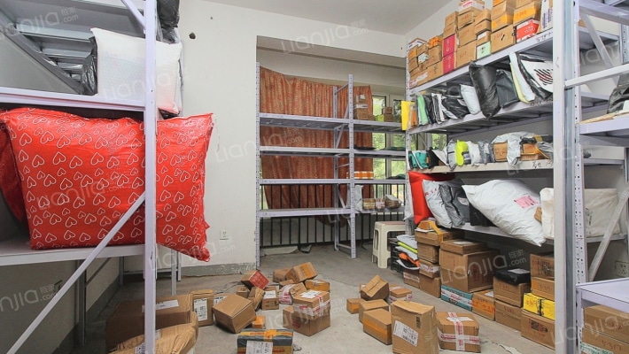 南北通透三居带下跃，社区中间楼栋，房本满2，诚意售-卧室C